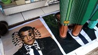 Ia juga mengatakan sejak pertama kali dipasang, banyak warga yang datang untuk sekedar berfoto sambil menginjak poster Macron. Karyo sendiri tidak keberatan meski orang tersebut tidak membeli apapun di toko miliknya.