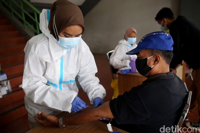 Momen libur panjang dan cuti bersama Maulid Nabi pekan lalu dimanfaatkan sejumlah warga untuk bepergian. Usai libur panjang warga Bekasi pun jalani tes Corona.