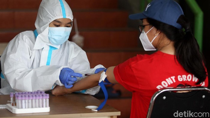 Pulang Bepergian Usai Libur Panjang, Warga Bekasi Jalani Rapid Test Momen libur panjang dan cuti bersama Maulid Nabi pekan lalu dimanfaatkan sejumlah warga untuk bepergian. Usai libur panjang warga Bekasi pun jalani tes Corona.