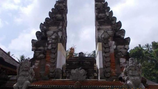 Traveler yang berzodiak Cancer mungkin akan cocok menjelajahi tempat-tempat bersejarah, salah satunya Pura Tirta Empul. Di dalamnya terdapat kolam dengan 30 buah pancuran. (Lena Ellitan/dTraveler) Traveler yang berzodiak Cancer mungkin akan cocok menjelajahi tempat-tempat bersejarah, salah satunya Pura Tirta Empul. Di dalamnya terdapat kolam dengan 30 buah pancuran. (Lena Ellitan/dTraveler)