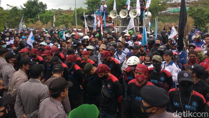 Ratusan buruh di Bandung Barat berunjuk rasa menuntut kenaikan UMP