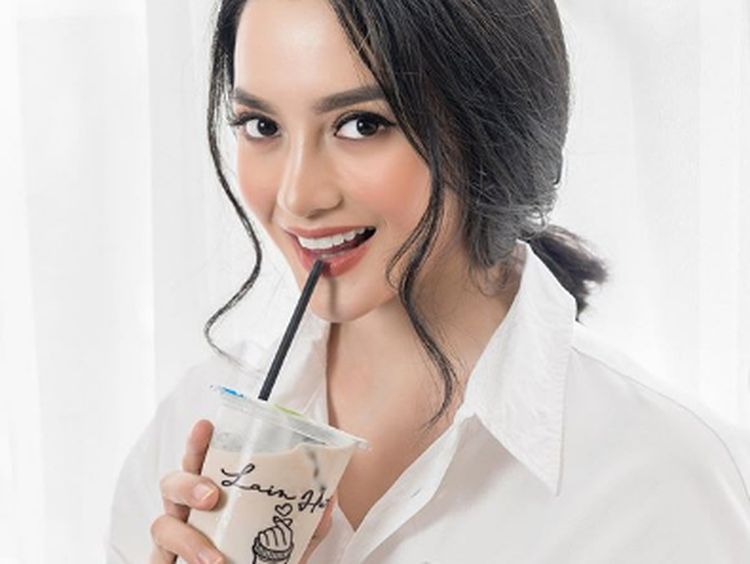 Ririn Ekawati Doyan Minum Kopi hingga Makan Gulali, Ini Buktinya!