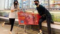 Ririn juga sosok yang hobi belanja keperluannya sendiri ke supermarket. Begini momennya saat sedang belanja bulanan. Foto: Instagram @ririnekawati