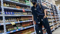 Sedang memilih bumbu di supermarket, Ririn Ekawati berpose kece. Begini gaya santainya saat ke supermarket. Foto: Instagram @ririnekawati
