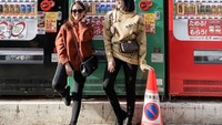Aneka vending machine banyak tersebar di Jepang. Biasanya para pelancong akan bergaya di depan vending machine saat berada di Jepang, seperti yang dilakukan oleh Ririn Ekawati. Foto: Instagram @ririnekawati
