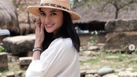 Aktris berusia 37 tahun ini masih terlihat awet muda walaupun sudah memiliki 3 orang anak. Sedang pergi liburan, begini cantiknya Ririn yang mengenakan baju putih. Foto: Instagram @ririnekawati