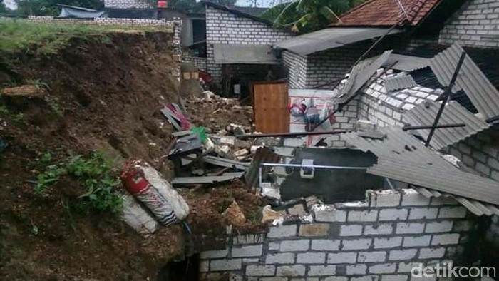 Sebuah rumah di Lamongan roboh tertimpa tembok makam. Dalam peristiwa ini, satu orang meninggal dan satu lainnya harus menjalani perawatan medis.