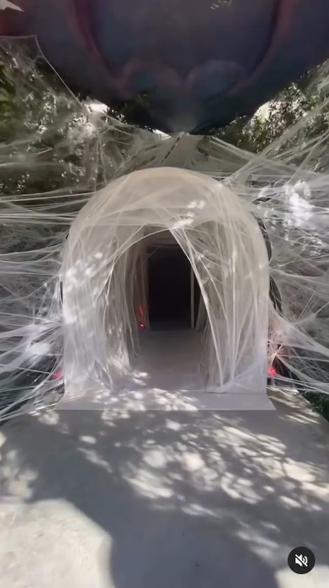 Bukan hanya bagian luar yang didekorasi Kim Kardashian, bagian dalamnya pun tampak dipenuhi kain putih yang dibentuk sedemikian rupa sehingga mirip sarang laba-laba. Tampak dari area pintu masuk, sarang laba-laba sudah menjadi bagian dekorasi rumahnya. Foto: Instagram