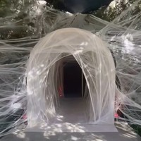 Bukan hanya bagian luar yang didekorasi Kim Kardashian, bagian dalamnya pun tampak dipenuhi kain putih yang dibentuk sedemikian rupa sehingga mirip sarang laba-laba. Tampak dari area pintu masuk, sarang laba-laba sudah menjadi bagian dekorasi rumahnya. Foto: Instagram