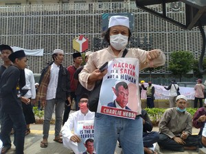 Peserta Demo di Kedubes Prancis Pajang Poster Editan Wajah Macron Drakula
