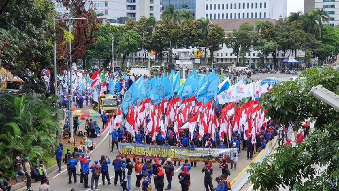 Sambil Bawa Bendera, Buruh Padati Jalan Medan Merdeka Barat