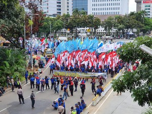 Massa Buruh dengan Atribut Bendera Padati Jalan Medan Merdeka Barat