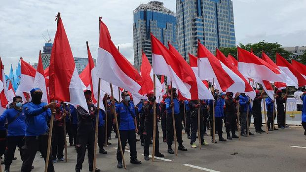 Sambil Bawa Bendera, Buruh Padati Jalan Medan Merdeka Barat