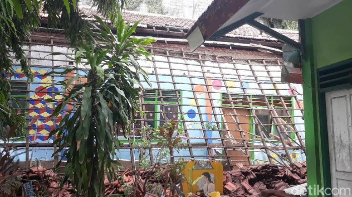 SDN Gentong Pasuruan yang Ambruk