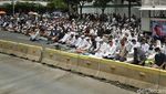Sebelum Geruduk Kedubes Prancis, Massa Salat Berjemaah di Jalan