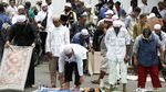 Sebelum Geruduk Kedubes Prancis, Massa Salat Berjemaah di Jalan
