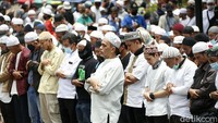 Aksi ini untuk mengecam Presiden Prancis Emmanuel Macron terkait pernyataan tentang islam dan penerbitan karikatur Nabi Mumammad oleh majalah satir Charlie Hebdo.