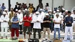 Sebelum Geruduk Kedubes Prancis, Massa Salat Berjemaah di Jalan