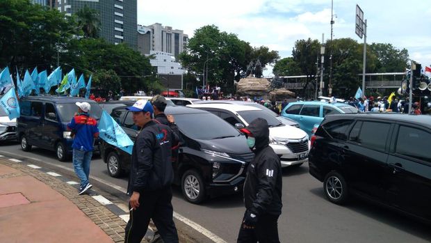 Sejumlah Kendaraan Tertahan Massa Buruh di Bundara Patung Kuda Jakarta Pusat