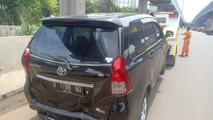 Sejumlah Mobil Ringsek Akibat Kecelakaan Beruntu di KM 16+400 Tol Bekasi