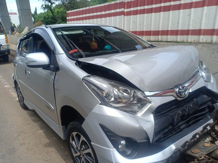 Sejumlah Mobil Ringsek Akibat Kecelakaan Beruntu di KM 16+400 Tol Bekasi
