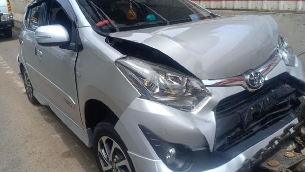 Sejumlah Mobil Ringsek Akibat Kecelakaan Beruntu di KM 16+400 Tol Bekasi