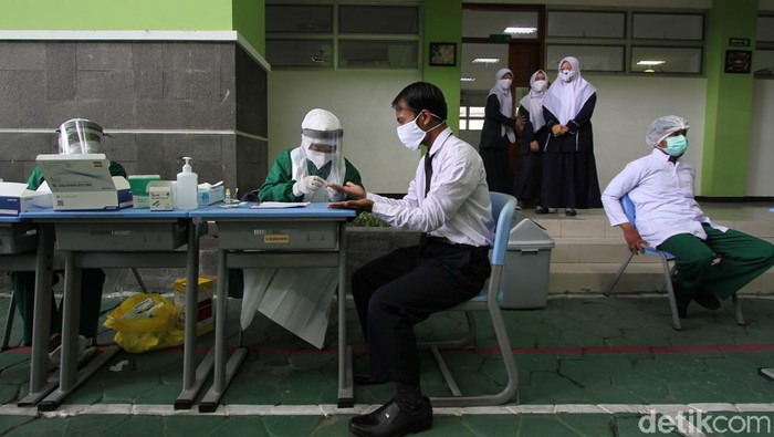 Sejumlah pelajar dan karyawan mengikuti rapid test di SMP Al-Azhar Syifa Budi, Solo, Jawa Tengah, Senin (2/11/2020).