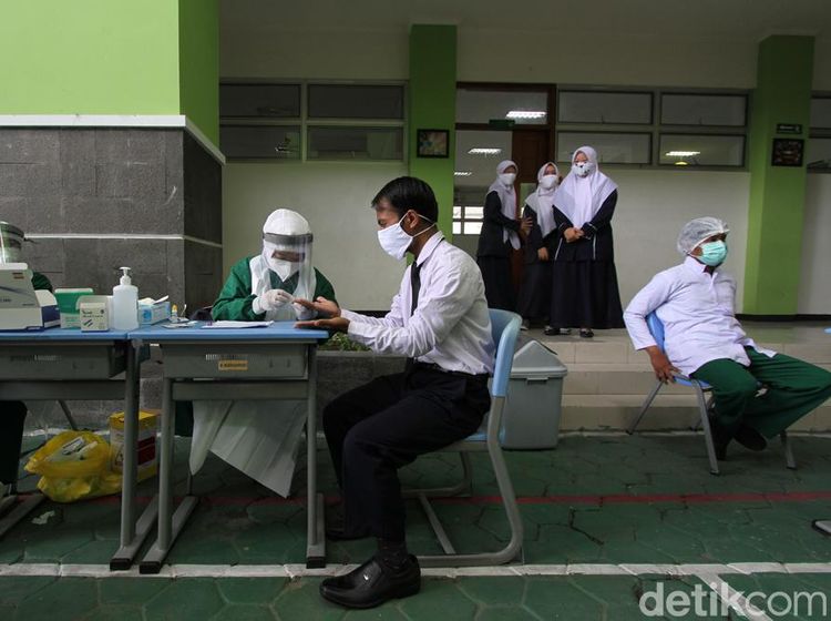 Siswa dan Guru Jalani Rapid Test Jelang 3 Sekolah Dibuka di Solo
