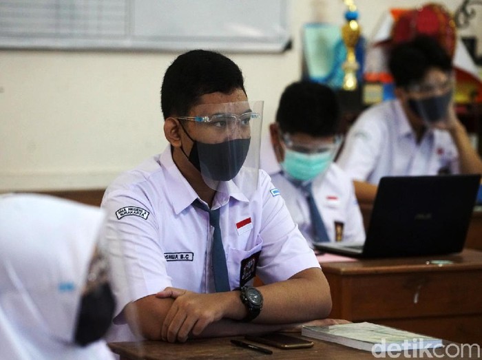 Uji coba pembelajaran tatap muka digelar di SMA Negeri 3 Surakarta. Begini prosesnya.