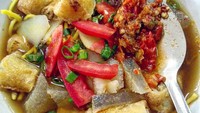 Soto mie di bilangan Srengseng ini terbilang unik. Selain daging, risol dan sayuran, disajikan pula kikil yang bertekstur kenyal. Kuahnya berwarna bening kecoklatan enak diracik dengan sambal merah. Foto: Instagram @3dywu