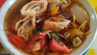 Soto mie gerobakan juga mudah ditemui di jalan Kembangan Selatan Raya. Soto mie ini disajikan dengan potongan tomat yang segar dan berukuran besar. Foto: Instagram @kohcongcong