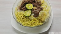 Yang legendaris di Jakarta ada Soto Mie Sarodja. Porsi yang disajikan disini super mengenyangkan. Potongan dagingnya juga besar-besar. Foto: detikcom