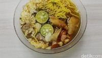 Soto Mie Suwiryo sering menjadi tujuan para pencinta soto mie khas bogor. Kuahnya yang gurih segar membuat racikan soto mienya disukai banyak orang. Foto: Instagram detikcom