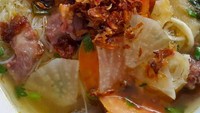 Soto mie dari Soto Mie Kesatuan yang berada di Bogor ini mempunyai racikan kuah yang rasanya gurih dan cecapan rasa manis. Seporsi hanya dibanderol Rp 16.000.Foto: Instagram @pricillabijanto