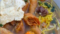 Ada juga soto mie dari Soto Mie Mang Ohim di Bogor. Ciri khas soto mienya ada pada risolnya yang berkulit crispy. Seporsi soto mie di sini dibanderol sekitar Rp 16.000. Foto: Zomato