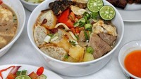 Berbagai varian soto nusantara tersedia di restoran Soto Afung. Salah satu yang menjadi favorit adalah soto mie Bogornya. Kuahnya dibuat tanpa MSG dan dagingnya yang empuk. Foto: Instagram @sotoafung