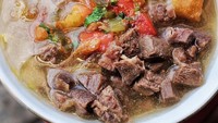 Tak kalah menggiurkan soto mie dari Soto Mie CC yang populer. Potongan risolnya yang berukuran besar membuat banyak orang tertarik. Porsinya juga mengenyangkan. Foto: Instagram @jktfoodbang