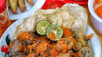 Kulineran di Kalideres jangan lupa mampir di warung Soto Mie Kang Jamal. Semakin enak disantap dengan sambal yang super pedas di sini.  Foto: Instagram @venijulianti