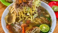 Menyantap soto mie di Resto Chef, pengunjung bisa memesan extra risol berkulit crispy. Kuahnya yang hangat gurih bisa jadi santapan lezat di musim hujan. Foto: Instagram @ericekos
