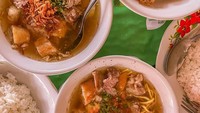Soto Mie Bogor Pak Jejen salah satu warung yang dicari pelancong saat di ke Bogor. Soto mie di sini juga bisa menambah extra risol lho. Foto: Instagram @masihlaper.jkt