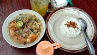 Soto mie porsi lengkap bisa bersantap di warung yang satu ini. Kuahnya bening dan enaknya ditemani dengan segelas es jeruk. Foto: Instagram @sotomiebogor2020