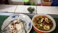 Di bilangan Pasar 8 Alam Sutera, Tangerang Selatan ada warung soto mie bernama Soto Mie Khas Bogor Mang Oji. Enak disantap dengan emping dan sepiring nasi. Foto: Instagram @makangak_makan