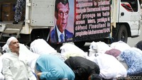 Di mobil komando FPI, ada gambar kartun Macron yang diedit sedemikian rupa dan terpampang di poster itu. Di samping kartun Macron, ada teks berbahasa Prancis beserta terjemahannya dalam bahasa Indonesia.
