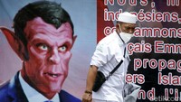 Persaudaraan Alumni (PA) 212 dkk menggelar demo di gedung Kedutaan Besar (Kedubes) Prancis, Jakarta Pusat (Jakpus). Massa membawa spanduk yang berisi kecaman ke Presiden Prancis Emmanuel Macron.