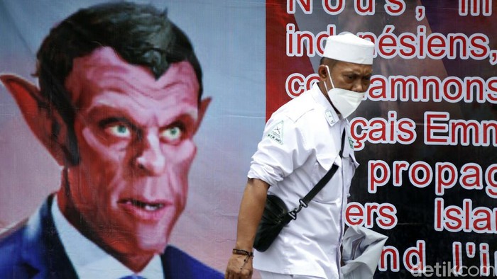 Spanduk Karikatur Setan Kecaman untuk Emmanuel Macron Massa PA 212 dkk membawa spanduk yang berisi kecaman ke Presiden Prancis Emmanuel Macron. Spanduk itu bergambar karikatur setan.