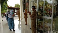 Khusus tahun ini, pemerintah membuka kesempatan bagi para guru honorer, termasuk guru tenaga honorer kategori 2 (eks-THK-2) untuk mendaftar dan mengikuti ujian seleksi menjadi guru PPPK. Kebijakan ini telah diumumkan Kemendikbud pada 23 November 2020 lalu dan menjadi fokus BKN di tahun 2021. Dian Utoro Aji/detikcom