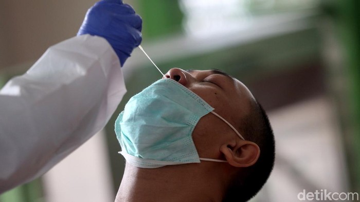 Sejumlah tahanan di penjara Bekasi menjalani tes swab. Hal itu dilakukan guna mencegah penyebaran virus Corona di penjara.