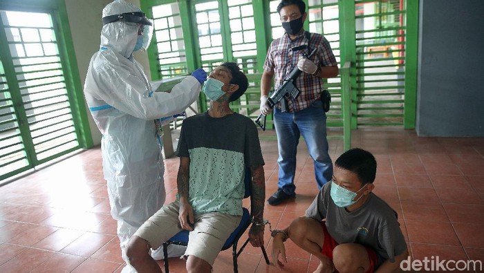 Sejumlah tahanan di penjara Bekasi menjalani tes swab. Hal itu dilakukan guna mencegah penyebaran virus Corona di penjara.