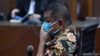 Dia juga menepis anggapan kliennya meminta sidang di hari lain karena ancaman. Menurutnya, permintaan itu hanya karena melihat kondisi saja.