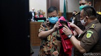 Diketahui, Tommy Sumardi, turut terseret dalam pusaran kasus penghapusan nama Djoko Tjandra dari daftar pencarian orang (DPO). Tommy didakwa karena menjadi perantara suap ke dua jenderal Polri. Tommy didakwa karena menjadi perantara suap ke dua jenderal Polri.